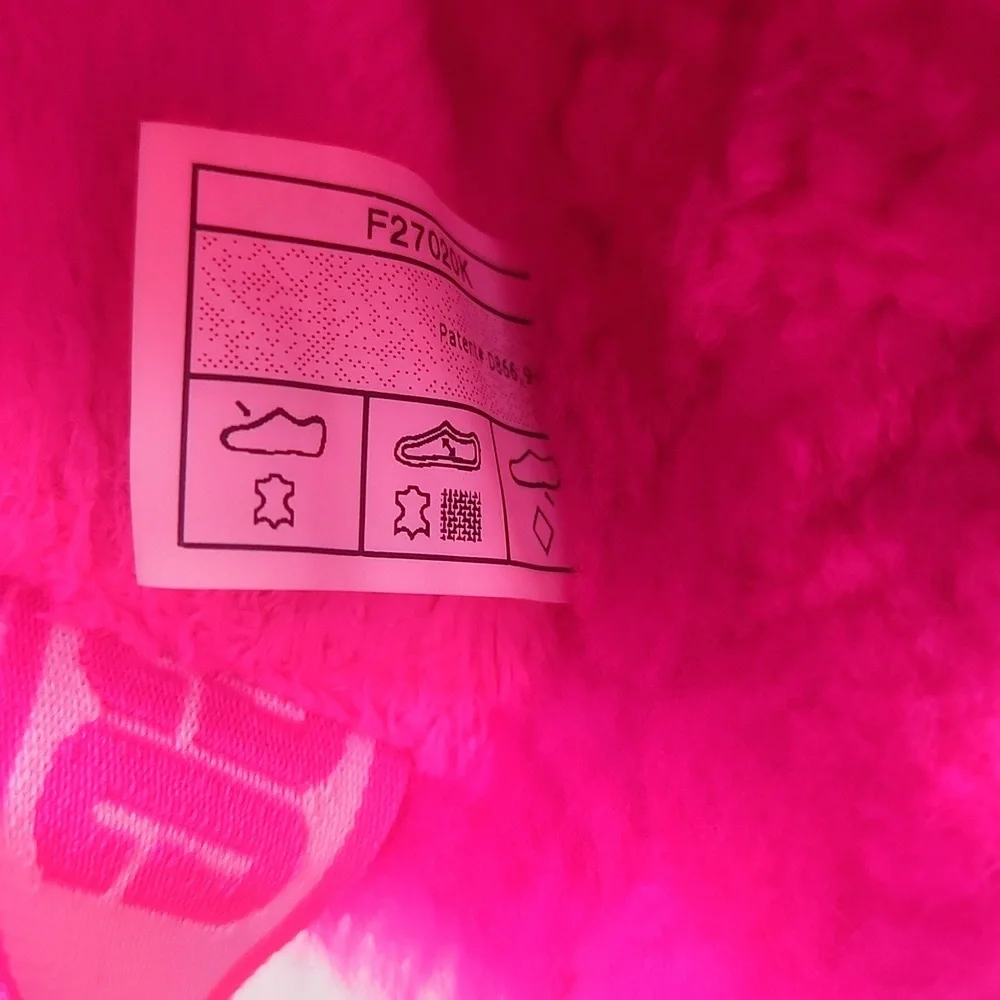 UGG VIBRANT PINK FUZZY SLIPPERS Size 4. - Picture 9 of 9